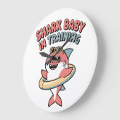 Shark Baby in Training | キッズ ラージ壁時計 (傾斜)