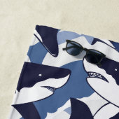 Shark Pattern – Blue Ocean Design ビーチタオル (インサイチュ)