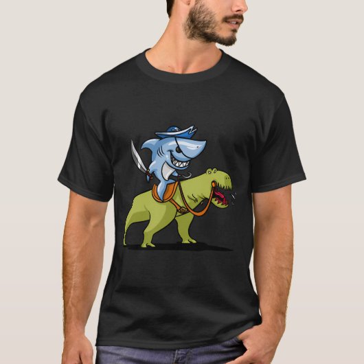 Shark Pirate Riding T-Rex Dinosaur Funny Tシャツ (正面)