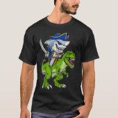 Shark Pirate Riding T-Rex Dinosaur Tシャツ (正面)
