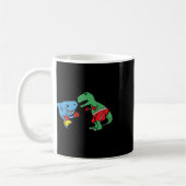 Shark Punching T-rex Dinosaur Funny Fighting Boxin コーヒーマグカップ (左)