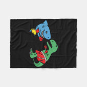 Shark Punching T-rex Dinosaur Funny Fighting Boxin フリースブランケット (正面(横))