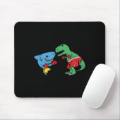 Shark Punching T-rex Dinosaur Funny Fighting Boxin マウスパッド (マウス)