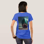 Shark sculpture on the beach tシャツ (裏面フル)