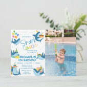 Shark-Tasticすべての年齢写真誕生日パーティー 招待状 (スタンド正面)