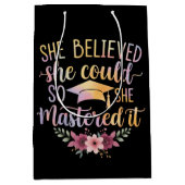 She Believed She Could So She Mastered It Graduate ミディアムペーパーバッグ (正面)
