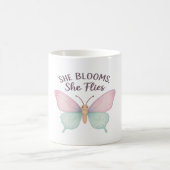 She Blooms, She Flies – Inspirational Butterfly コーヒーマグカップ (中央)
