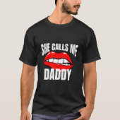 She Calls Me Daddy Humor For A Humor Tシャツ (正面)