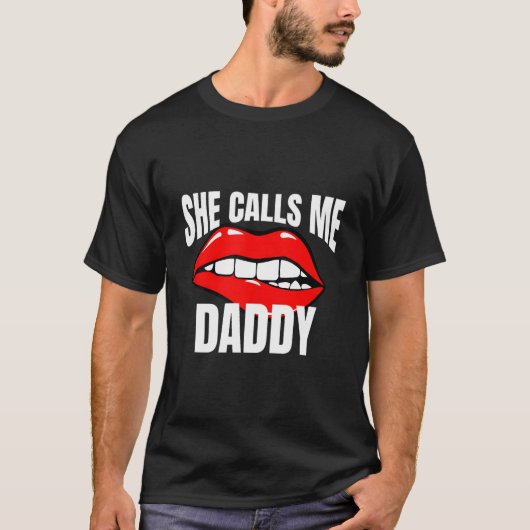 She Calls Me Daddy Humor For A Humor Tシャツ (正面)