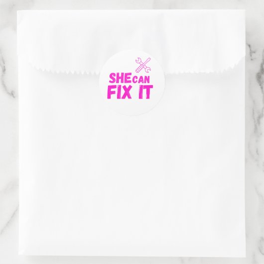 She Can Fix It | Bold DIY Empowerment Sticker ラウンドシール (バッグ)