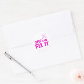 She Can Fix It | Bold DIY Empowerment Sticker ラウンドシール (封筒)