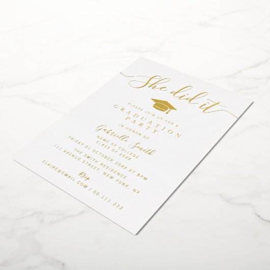 SHE DID IT! Gold Script Graduation Party 箔招待状 (回転した状態)