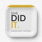 She Did It Graduation Bold Text Black Gold Design ペーパープレート (正面)