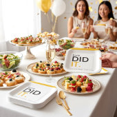 She Did It Graduation Bold Text Black Gold Design ペーパープレート