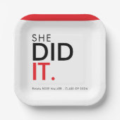 She Did It Red minimal Graduation Paper Plate ペーパープレート (正面)