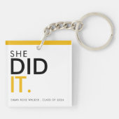 She Did It Yellow Black Class of 2026 Graduation  キーホルダー (裏面)