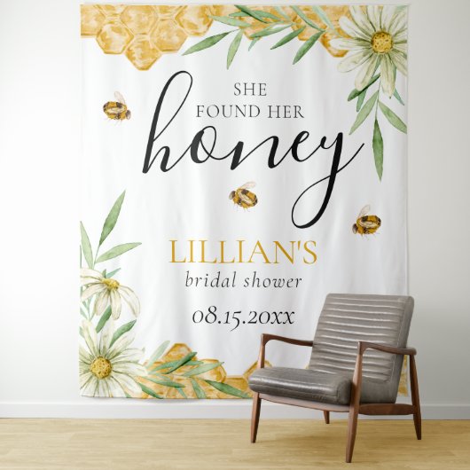 She Found Her Honey Bee Bridal Shower Backdrop タペストリー (インサイチュ)