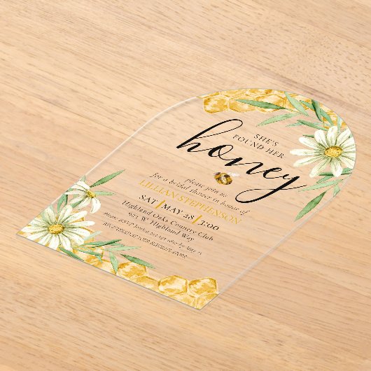 She Found Her Honey Bee Themed Daisy Bridal Shower アクリル招待状 (レイダウン)