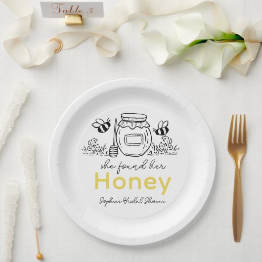 She found her Honey Hand-drawn White Bridal Shower ペーパープレート (ウェディング)