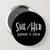 SHE/HERと頭が切れるFirm Round Blackボタン 缶バッジ (正面&裏面)