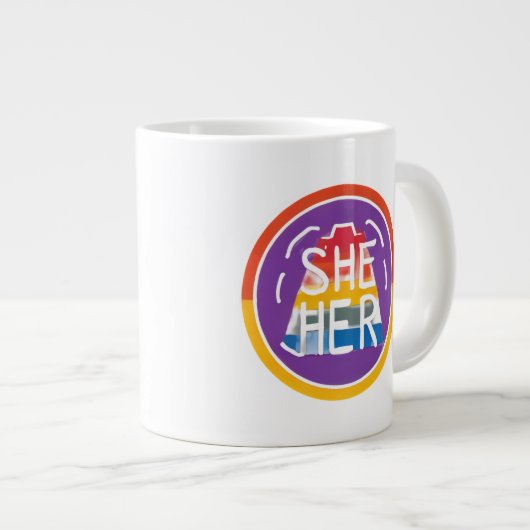 SHE/HER代名詞レインボーサークルプライド ジャンボコーヒーマグカップ (正面右)