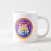 SHE/HER代名詞レインボーサークルプライド ジャンボコーヒーマグカップ (右)