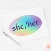 「She/Her」代名詞レインボーグラデーション楕円ステッカー 楕円形シール (封筒)
