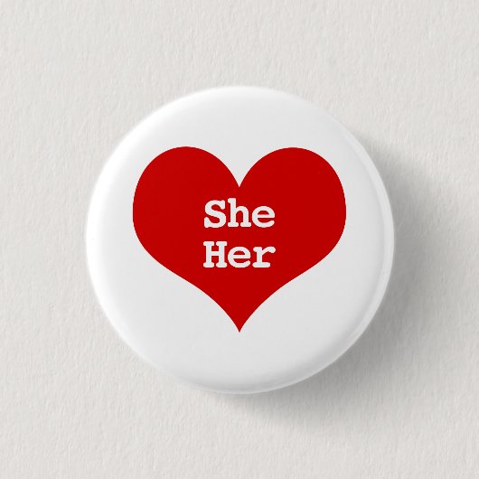 SHE HER 代名詞 赤いハートボタン 缶バッジ (正面)