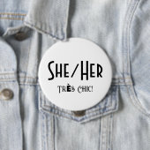SHE/HER TRESシックな丸いホワイトボタン 缶バッジ (インサイチュ)
