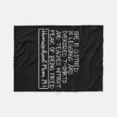 She Is Clothed In Leggings And Oversized Homeschoo フリースブランケット (正面(横))