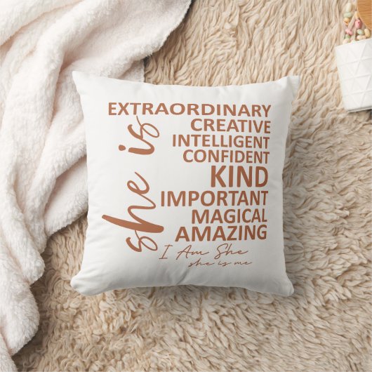"She is Me" Mocha Mousse Affirmation Typography クッション (ブランケット)
