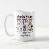 She is Mom | 信仰マグカップ コーヒーマグカップ (左)