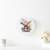 She Is Power - 砂漠の色調の女性的な線画アート ラウンド壁時計 (ホーム)