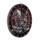 She is watching  ダーツボード (正面左)