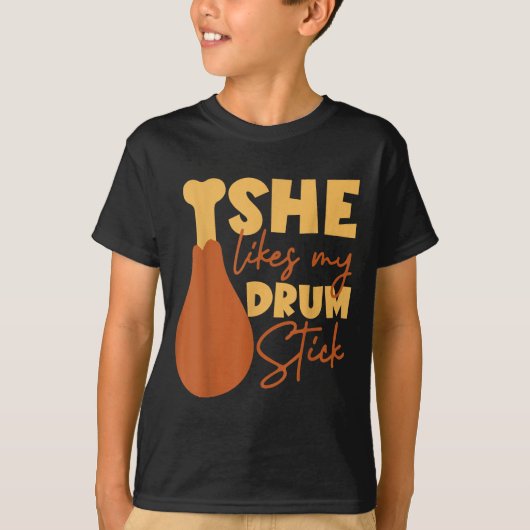 She Likes My Drum Stick Funny Couple Matching Than Tシャツ (正面)
