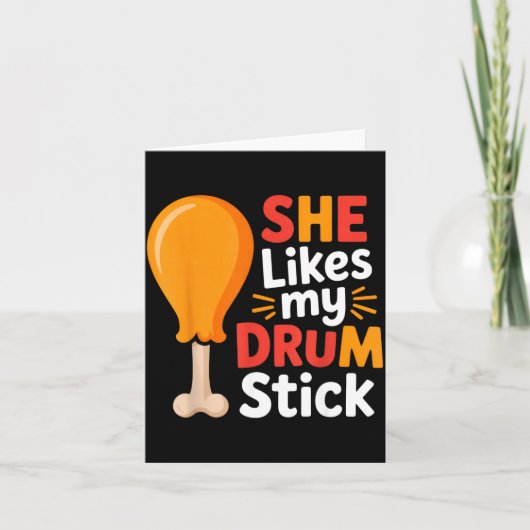 She Likes My Drum Stick Funny Foodie Humor Summer カード (正面)