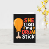 She Likes My Drum Stick Funny Foodie Humor Summer カード (黄色い花)