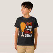 She Likes My Drum Stick Funny Foodie Humor Summer  Tシャツ (正面フル)