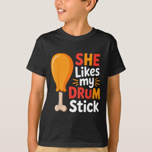 She Likes My Drum Stick Funny Foodie Humor Summer  Tシャツ (正面)
