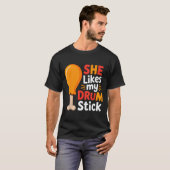 She Likes My Drum Stick Funny Foodie Humor Summer  Tシャツ (正面フル)