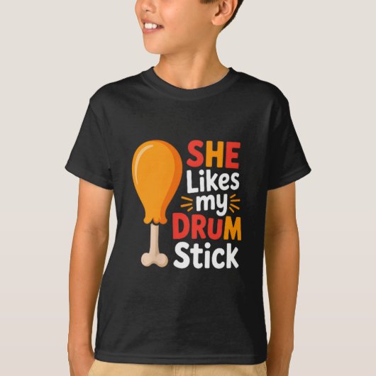 She Likes My Drum Stick Funny Foodie Shirt For Tha Tシャツ (正面)