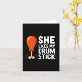 She Likes My Drum Stick Funny Thanksgiving Humor F カード (黄色い花)