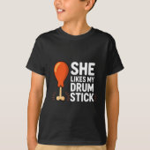 She Likes My Drum Stick Funny Thanksgiving Humor F Tシャツ (正面)