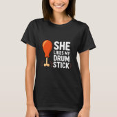 She Likes My Drum Stick Funny Thanksgiving Humor F Tシャツ (正面)