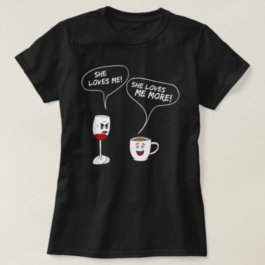 She Loves Me More T-Shirt Funny Wine And Coffee Dr Tシャツ (デザイン正面)