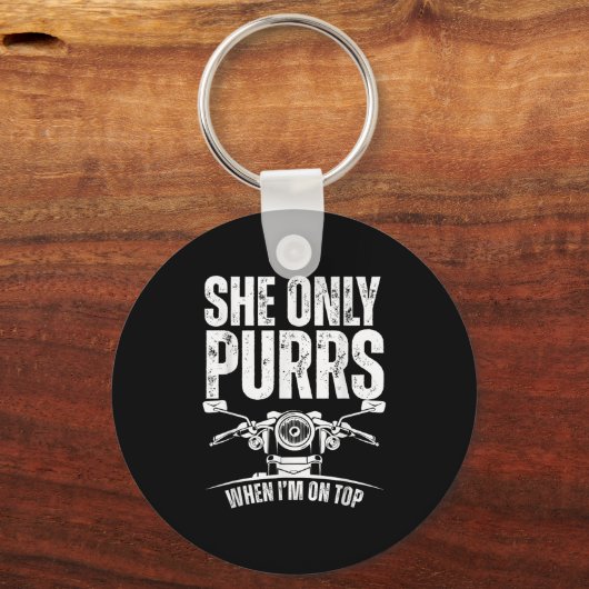 She Only Purrs When I'm On Top Funny Motorcycle Ri キーホルダー (正面)