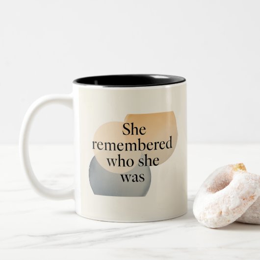 She Remembered Who She Was Mug – Empowering Femini ツートーンマグカップ (ドーナツ)