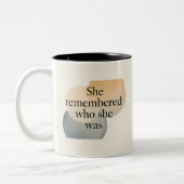 She Remembered Who She Was Mug – Empowering Femini ツートーンマグカップ (左)