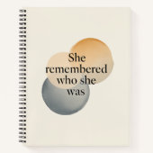 She Remembered Who She Was Spiral Notebook – Moder ノートブック (正面)
