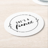 She’s a Fiancé Elegant Engagement Bride to Be Gift ラウンドペーパーコースター (アングル)
